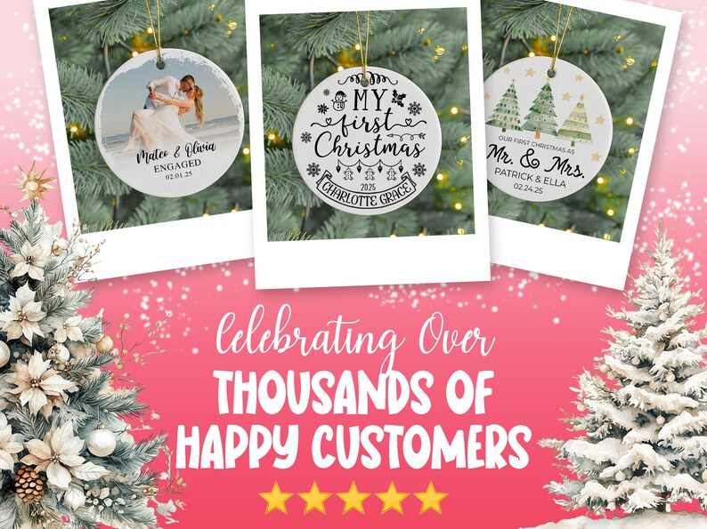 Op de afbeelding: Drie ronde witte keramische ornamenten hangen aan een kerstboom. De eerste toont een koppel met de tekst Mateo & Olivia ENGAGED 02.04.25. De tweede leest MY first Christmas CHARLOTTE GRACE 2075. De derde toont bomen met Mr. & Mrs. PATRICK & ELLA 02.24.25.