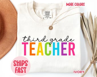 Camiseta Comfort Colors® para maestros de tercer grado, camiseta del equipo de tercer grado, linda camiseta arcoíris para maestros, regalo para la vuelta al cole – TSH_060