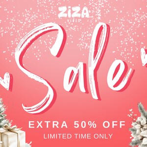 Op de afbeelding: Een roze promotionele afbeelding met de witte tekst ZIZA VIBES en het woord Sale in een groot penseelschrift. Het ontwerp bevat een versierde kerstboom, cadeautjes, een lantaarn, kerststerren en de tekst EXTRA 50% OFF.