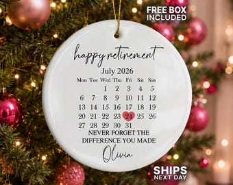 Puede incluir: Un adorno redondo de cerámica blanca con el texto happy retirement, el mes de julio de 2026 con un calendario, un corazón rojo sobre el día 24, la frase NEVER FORGET THE DIFFERENCE YOU MADE y el nombre Olivia en letra cursiva negra.