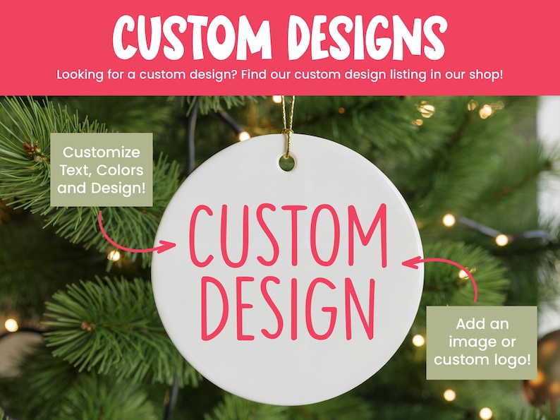 Op de afbeelding: Een rond wit keramieken ornament met de roze tekst CUSTOM DESIGN in het midden. Het ornament heeft een klein gaatje aan de bovenkant met een gouden touwtje. Tekst op de afbeelding bevat CUSTOM DESIGNS, Customize Text, Colors and Design! en Add an image or custom logo!
