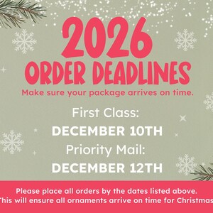 Op de afbeelding: Een saliegroene informatieve afbeelding met witte sneeuwvlokken en dennentakken in de hoeken. De tekst luidt 2026 ORDER DEADLINES, Make sure your package arrives on time, First Class: DECEMBER 10TH, Priority Mail: DECEMBER 12TH.