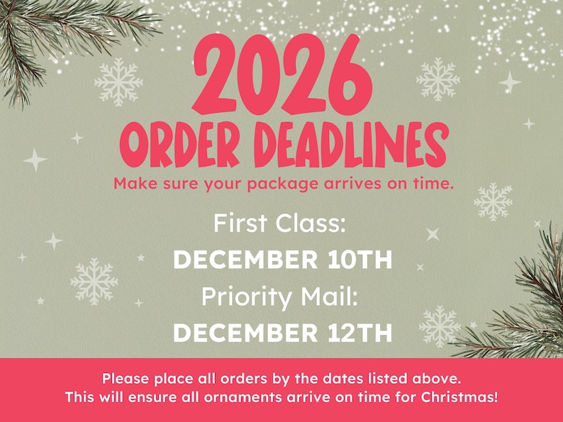 Op de afbeelding: Een saliegroene informatieve afbeelding met witte sneeuwvlokken en dennentakken in de hoeken. De tekst luidt 2026 ORDER DEADLINES, Make sure your package arrives on time, First Class: DECEMBER 10TH, Priority Mail: DECEMBER 12TH.