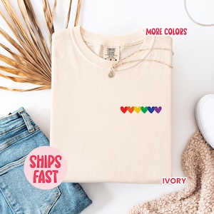 Koszulka z kieszenią Rainbow Heart, Subtelna koszulka Pride, Unisex LGBT Gift, Minimalistyczna koszulka z grafiką Rainbow Heart, Codzienna odzież Pride - PRD_064