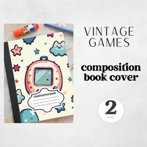 Puede incluir: Una portada de cuaderno de composición con un tema de juegos vintage. La portada presenta un diseño de consola de juegos portátil de estilo de dibujos animados en rosa y blanco, rodeado de estrellas y nubes. También se ven las palabras "VINTAGE GAMES" y "composition book cover".