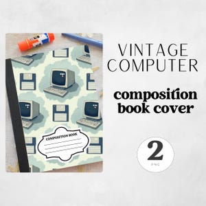 Può includere: Una copertina di quaderno con uno sfondo azzurro chiaro con un motivo di computer vintage e floppy disk. La copertina ha un'etichetta bianca per il nome del proprietario e il testo "VINTAGE COMPUTER composition book cover".