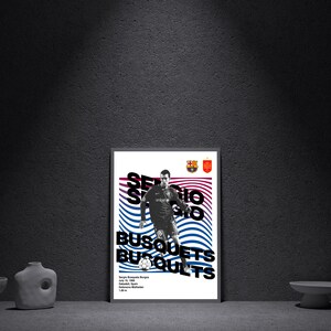 K&ouml;nnte beinhalten: Ein Schwarzwei&szlig;-Poster mit einem Foto eines Fu&szlig;ballspielers in einem blau-roten Trikot. Das Poster zeigt den Text "Sergio Busquets" in gro&szlig;en, fetten Buchstaben. Es enth&auml;lt auch den Namen des Spielers, sein Geburtsdatum, seine Nationalit&auml;t, seine Position und seine Gr&ouml;&szlig;e.