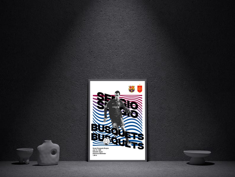 K&ouml;nnte beinhalten: Ein Schwarzwei&szlig;-Poster mit einem Foto eines Fu&szlig;ballspielers in einem blau-roten Trikot. Das Poster zeigt den Text "Sergio Busquets" in gro&szlig;en, fetten Buchstaben. Es enth&auml;lt auch den Namen des Spielers, sein Geburtsdatum, seine Nationalit&auml;t, seine Position und seine Gr&ouml;&szlig;e.