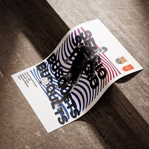 K&ouml;nnte beinhalten: Ein schwarz-wei&szlig;es Poster mit einem blau-rot gestreiften Hintergrund. Das Poster zeigt einen Fu&szlig;ballspieler in schwarzer Uniform mit dem Text "Sergio Busquets" in gro&szlig;en, fetten Buchstaben.