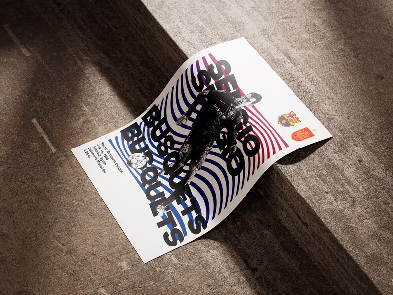 K&ouml;nnte beinhalten: Ein schwarz-wei&szlig;es Poster mit einem blau-rot gestreiften Hintergrund. Das Poster zeigt einen Fu&szlig;ballspieler in schwarzer Uniform mit dem Text "Sergio Busquets" in gro&szlig;en, fetten Buchstaben.