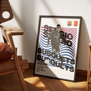 K&ouml;nnte beinhalten: Ein schwarz-wei&szlig;es Poster mit einem grafischen Design eines Fu&szlig;ballspielers in einem blau-wei&szlig;en Trikot. Das Poster zeigt den Text "Sergio Busquets" in fetten schwarzen Buchstaben und den Namen des Spielers in einer stilisierten Schriftart. Das Poster enth&auml;lt auch das Geburtsdatum, den Geburtsort und die Position des Spielers.