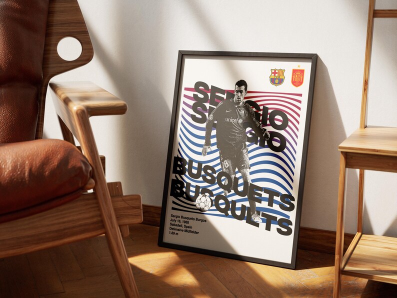 K&ouml;nnte beinhalten: Ein schwarz-wei&szlig;es Poster mit einem grafischen Design eines Fu&szlig;ballspielers in einem blau-wei&szlig;en Trikot. Das Poster zeigt den Text "Sergio Busquets" in fetten schwarzen Buchstaben und den Namen des Spielers in einer stilisierten Schriftart. Das Poster enth&auml;lt auch das Geburtsdatum, den Geburtsort und die Position des Spielers.