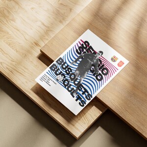 K&ouml;nnte beinhalten: Ein wei&szlig;es Poster mit einem blau-roten gestreiften Hintergrund. Das Poster zeigt ein Foto eines Fu&szlig;ballspielers in einem blau-roten Trikot. Der Text auf dem Poster lautet "Sergio Busquets" in schwarzen Buchstaben.