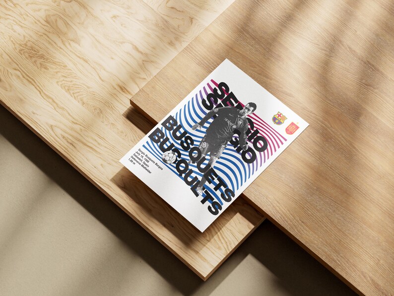 K&ouml;nnte beinhalten: Ein wei&szlig;es Poster mit einem blau-roten gestreiften Hintergrund. Das Poster zeigt ein Foto eines Fu&szlig;ballspielers in einem blau-roten Trikot. Der Text auf dem Poster lautet "Sergio Busquets" in schwarzen Buchstaben.