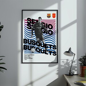 K&ouml;nnte beinhalten: Ein Schwarzwei&szlig;-Poster mit einem blau-rot gestreiften Hintergrund. Das Poster zeigt ein Foto eines Fu&szlig;ballspielers in einem schwarz-wei&szlig;en Trikot mit dem Text "Sergio Busquets", der dreimal in fetten schwarzen Buchstaben wiederholt wird. Das Poster enth&auml;lt auch den Text "16. Juli 1988, Sabadell, Spanien, Defensiver Mittelfeldspieler, 1,86 m".