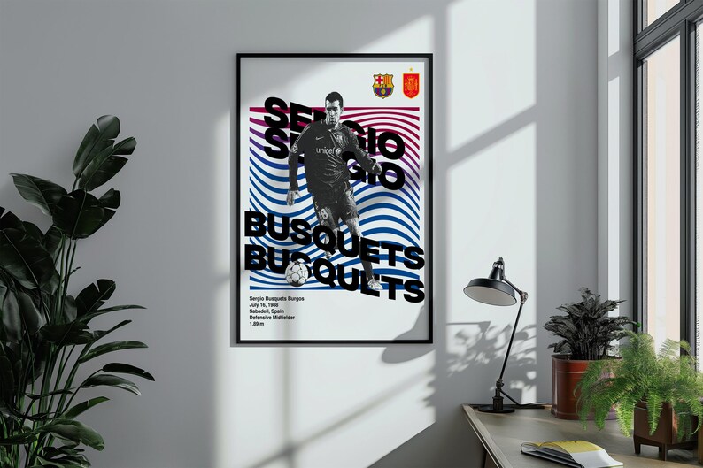 K&ouml;nnte beinhalten: Ein Schwarzwei&szlig;-Poster mit einem blau-rot gestreiften Hintergrund. Das Poster zeigt ein Foto eines Fu&szlig;ballspielers in einem schwarz-wei&szlig;en Trikot mit dem Text "Sergio Busquets", der dreimal in fetten schwarzen Buchstaben wiederholt wird. Das Poster enth&auml;lt auch den Text "16. Juli 1988, Sabadell, Spanien, Defensiver Mittelfeldspieler, 1,86 m".
