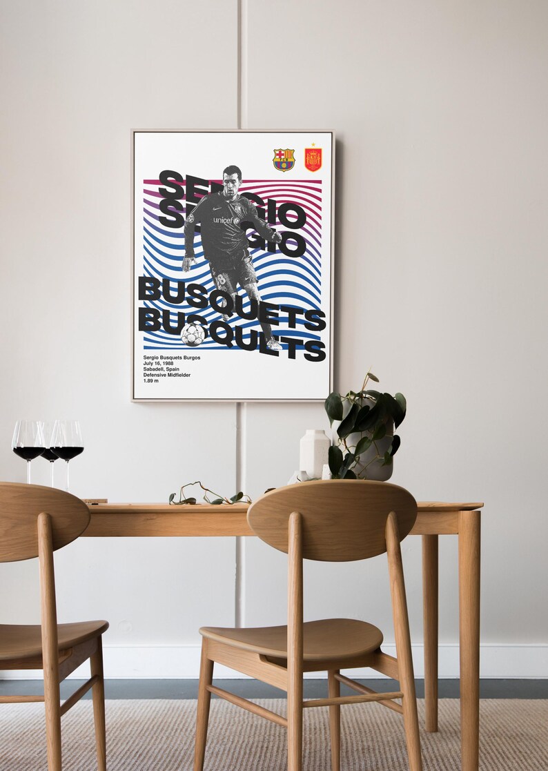K&ouml;nnte beinhalten: Ein schwarz-wei&szlig;es Poster mit einem grafischen Design eines Fu&szlig;ballspielers in einem blau-wei&szlig;en Trikot. Das Poster tr&auml;gt den Text "Sergio Busquets" in fetten schwarzen Buchstaben. Das Poster ist gerahmt und h&auml;ngt an einer wei&szlig;en Wand.