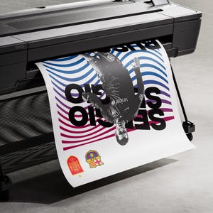 K&ouml;nnte beinhalten: Ein Gro&szlig;formatdrucker mit einem wei&szlig;en Poster, das gedruckt wird. Das Poster zeigt einen Fu&szlig;ballspieler in einem schwarz-wei&szlig;en Trikot mit dem Text "SEIS OCHO UNO" in Schwarzwei&szlig;. Das Poster zeigt auch zwei Logos, eines mit einem rot-gelben Schild und das andere mit einem blau-roten Schild.