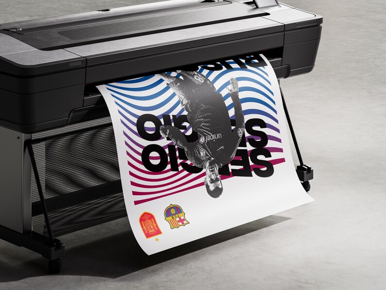 K&ouml;nnte beinhalten: Ein Gro&szlig;formatdrucker mit einem wei&szlig;en Poster, das gedruckt wird. Das Poster zeigt einen Fu&szlig;ballspieler in einem schwarz-wei&szlig;en Trikot mit dem Text "SEIS OCHO UNO" in Schwarzwei&szlig;. Das Poster zeigt auch zwei Logos, eines mit einem rot-gelben Schild und das andere mit einem blau-roten Schild.