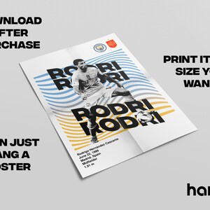 K&ouml;nnte beinhalten: Ein schwarz-wei&szlig;es Poster mit einem Fu&szlig;ballspieler und dem Text "Rodri", der in einem fetten, grafischen Design wiederholt wird. Das Poster hat ein wellenf&ouml;rmiges Muster in Blau und Gelb im Hintergrund. Der Name des Spielers, sein Geburtsdatum, sein Geburtsort, seine Position und seine Gr&ouml;&szlig;e sind unten auf dem Poster aufgef&uuml;hrt.