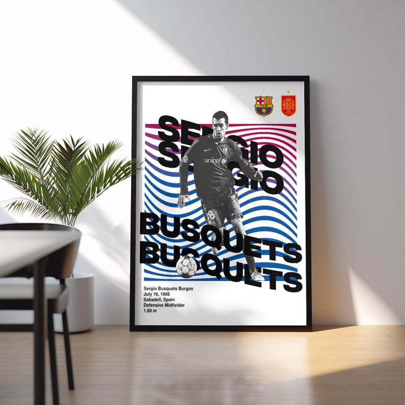 K&ouml;nnte beinhalten: Ein Schwarzwei&szlig;-Poster mit einem grafischen Design eines Fu&szlig;ballspielers in einem blau-wei&szlig; gestreiften Trikot. Der Spieler befindet sich in einer Laufposition mit dem Text "Sergio Busquets" in gro&szlig;en, fetten Buchstaben. Das Poster enth&auml;lt auch den Namen des Spielers, sein Geburtsdatum, seinen Geburtsort, seine Position und seine Gr&ouml;&szlig;e.
