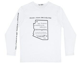Op de afbeelding: Witte longsleeve t-shirt met een zwarte omtrek van de staat Arizona en een citaat uit de uitspraak van het Hooggerechtshof Miranda v. Arizona. De quote luidt: "... als een persoon in hechtenis wordt genomen om ondervraagd te worden, moet hij eerst in duidelijke en ondubbelzinnige termen worden geïnformeerd dat hij het recht heeft om te zwijgen."