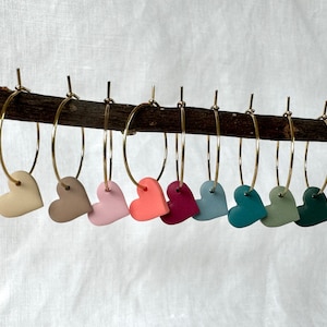 Herz Creolen | vergoldete Edelstahl-Creolen | Ohrringe mit Herzanhänger | Ohrringe Polymer Ton | Hoops mit Herz