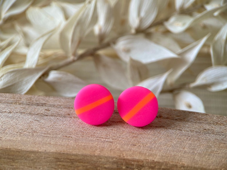 Runde Ohrstecker in Neon Pink mit Streifen in Neon Orange zweifarbige Ohrringe Pink Orange Bild 2