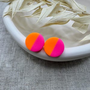Neon Ohrringe Pink Orange – runde Ohrstecker aus Polymerton 8/10mm – handgemachter Neon Schmuck
