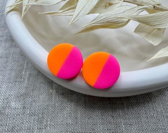 Neon Ohrringe Pink Orange – runde Ohrstecker aus Polymerton 8/10mm – handgemachter Neon Schmuck