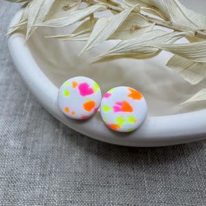 Weiße Ohrringe mit Neon-Sprenkeln – runde Ohrstecker aus Polymerton 8/10mm – handgemachter Neon Schmuck