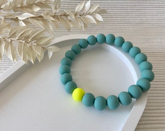 Ocean blue (blue-green) bracelet made of large polymer clay beads with a pearl in neon yellow | Pearl bracelet