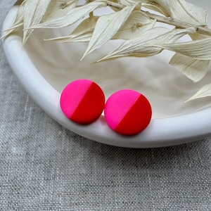 Ohrringe Neon Pink & Rot – runde Ohrstecker aus Polymerton 8/10mm – handgemachter Neon Schmuck