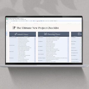 以下が含まれることがあります： 新しいプロジェクトの開始と計画のフェーズのためのチェックリストが表示されたコンピューター画面。チェックリストは、開始フェーズ、計画フェーズ、実行フェーズの3つのセクションに分かれています。各セクションには、完了する必要があるタスクとアクティビティのリストが含まれています。