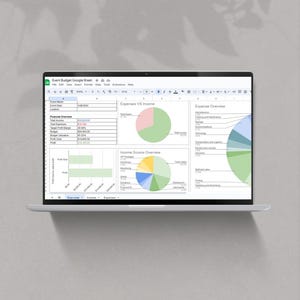 Può includere: Uno screenshot di un foglio di calcolo di Google Sheet intitolato "Event Budget Google Sheet". Il foglio di calcolo contiene diversi dati, tra cui panoramiche finanziarie, spese rispetto ai ricavi e panoramiche delle fonti di reddito. I dati sono presentati in diversi formati, tra cui tabelle, grafici e diagrammi.