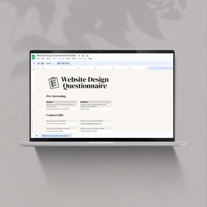 以下が含まれることがあります： ウェブサイトデザインのアンケートが表示された、ラップトップの画面。アンケートには、事前選考、予算、締め切り、連絡先情報に関するセクションが含まれています。