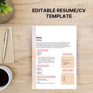 Puede incluir: Una plantilla de currículum vitae rosa y blanca con el título "Plantilla de currículum vitae/CV editable". La plantilla incluye secciones para "Nombre", "Puesto", "Experiencia laboral", "Historial educativo", "Trabajo voluntario e intereses", "Habilidades" e "Información de contacto".