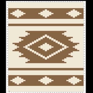 Op de afbeelding: Een geometrisch patroon tapijt in bruin- en crèmetinten. Het ontwerp heeft een centrale ruitvorm met kleinere ruitaccenten en horizontale banden. Het tapijt heeft een zuidwestelijke of Indiaanse esthetiek.