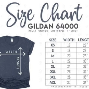 Puede incluir: Una camiseta azul marino con una tabla de tallas. La tabla enumera las tallas XS a 4XL, con las medidas de ancho y largo correspondientes en pulgadas. Tambi&eacute;n se ve el texto "Size Chart" y "GILDAN 64000".
