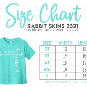 Puede incluir: Una camiseta turquesa de punto fino para ni&ntilde;os peque&ntilde;os con una tabla de tallas. La tabla enumera las tallas 2T a 7, con las medidas de ancho y largo en pulgadas. El texto "Size Chart" est&aacute; en la parte superior.