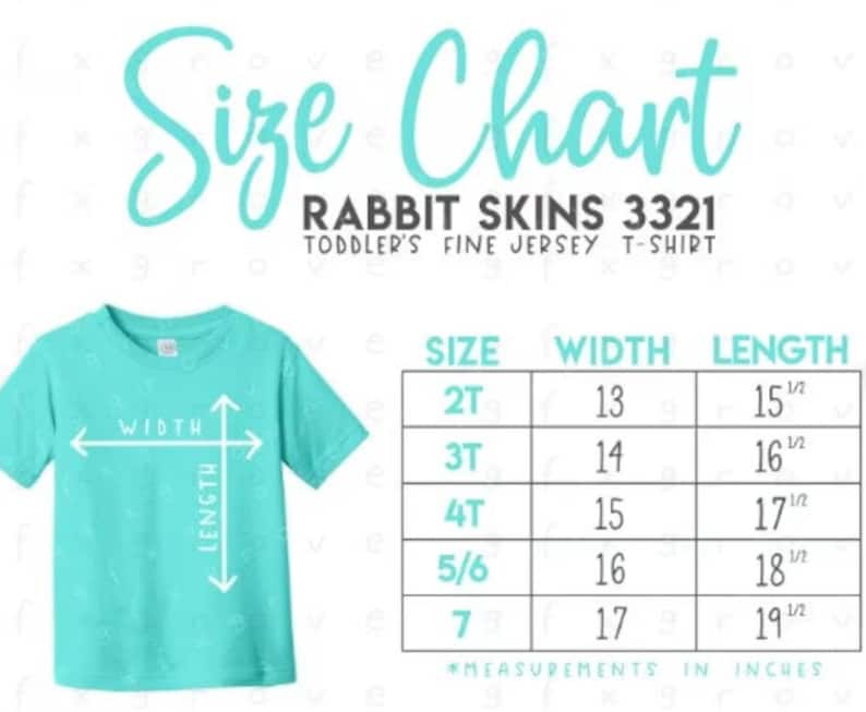 Puede incluir: Una camiseta turquesa de punto fino para ni&ntilde;os peque&ntilde;os con una tabla de tallas. La tabla enumera las tallas 2T a 7, con las medidas de ancho y largo en pulgadas. El texto "Size Chart" est&aacute; en la parte superior.