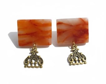 Pendientes artesanales de arcilla polimérica color naranja quemado: dijes de oro antiguo