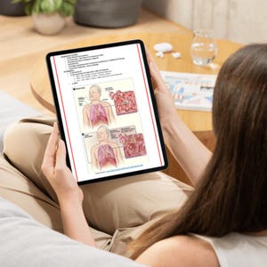K&ouml;nnte beinhalten: Ein schwarzes Tablet mit medizinischen Diagrammen der Lunge und zugeh&ouml;rigem Text. Das Tablet wird von einer Person gehalten, wobei der Fokus auf dem Bildschirm liegt. Die Diagramme zeigen Lunge und Alveolen mit Beschriftungen und Anmerkungen. Der Hintergrund ist unscharf.