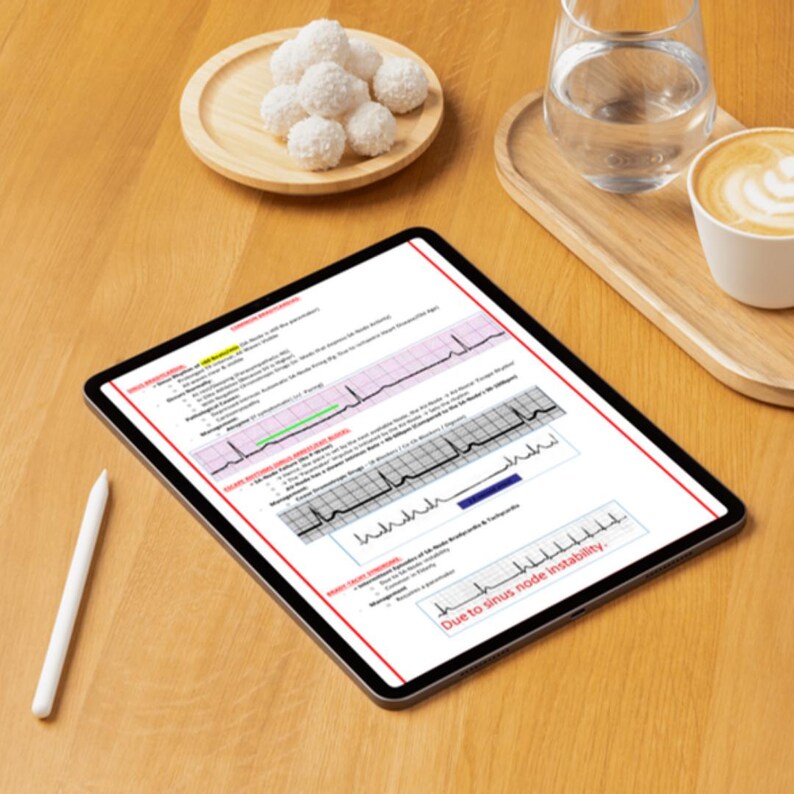 K&ouml;nnte beinhalten: Ein digitales Tablet mit medizinischen Informationen, einschlie&szlig;lich eines EKGs, liegt auf einer Holzoberfl&auml;che. Ein wei&szlig;er Stift liegt daneben. Ein kleiner Teller mit wei&szlig;en, runden Leckereien, ein Glas Wasser und eine Tasse Kaffee sind ebenfalls vorhanden.