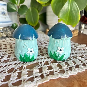 Vintage Retro Mushroom Salt and Pepper shakers -Made in Japan