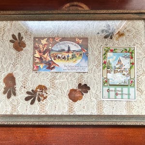 Vintage serveerplank met gedroogde bloemen en ansichtkaart met handgrepen