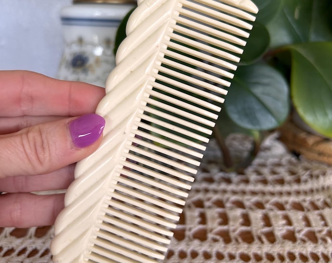 Vintage Estee Lauder Cream Vanity Comb – Scalloped Edge Cosmetic Tool