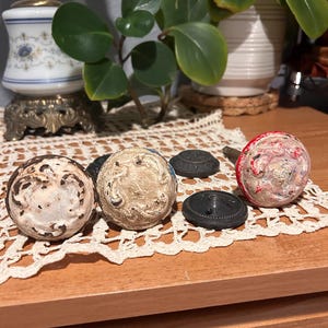 Juego de pomos de puerta antiguos de hierro fundido con rosetones. Herrajes arquitectónicos recuperados.