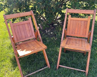 Set di 2 piccole sedie pieghevoli in legno vintage, stile rustico da campeggio, baita o cottage.