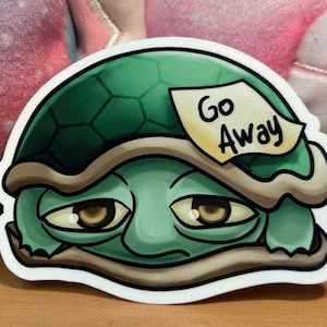 Introverte schildpad: soms hebben we gewoon wat ruimte nodig!  Waterdichte, gelamineerde vinylsticker, perfect voor waterflessen, etuis, enz.